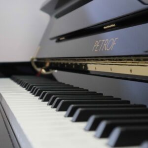 Petrof P 131 M1 zwart polyesterlak