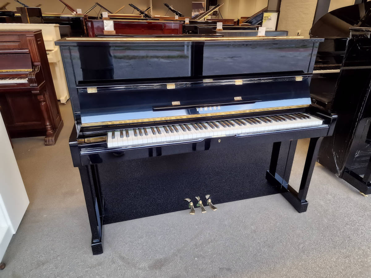 Yamaha SU118C piano
